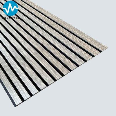 Accoustic Slat Houten Wandpanelen Met Zwart Gevoel Grijze Eiken Hout Voor Hotelkamer